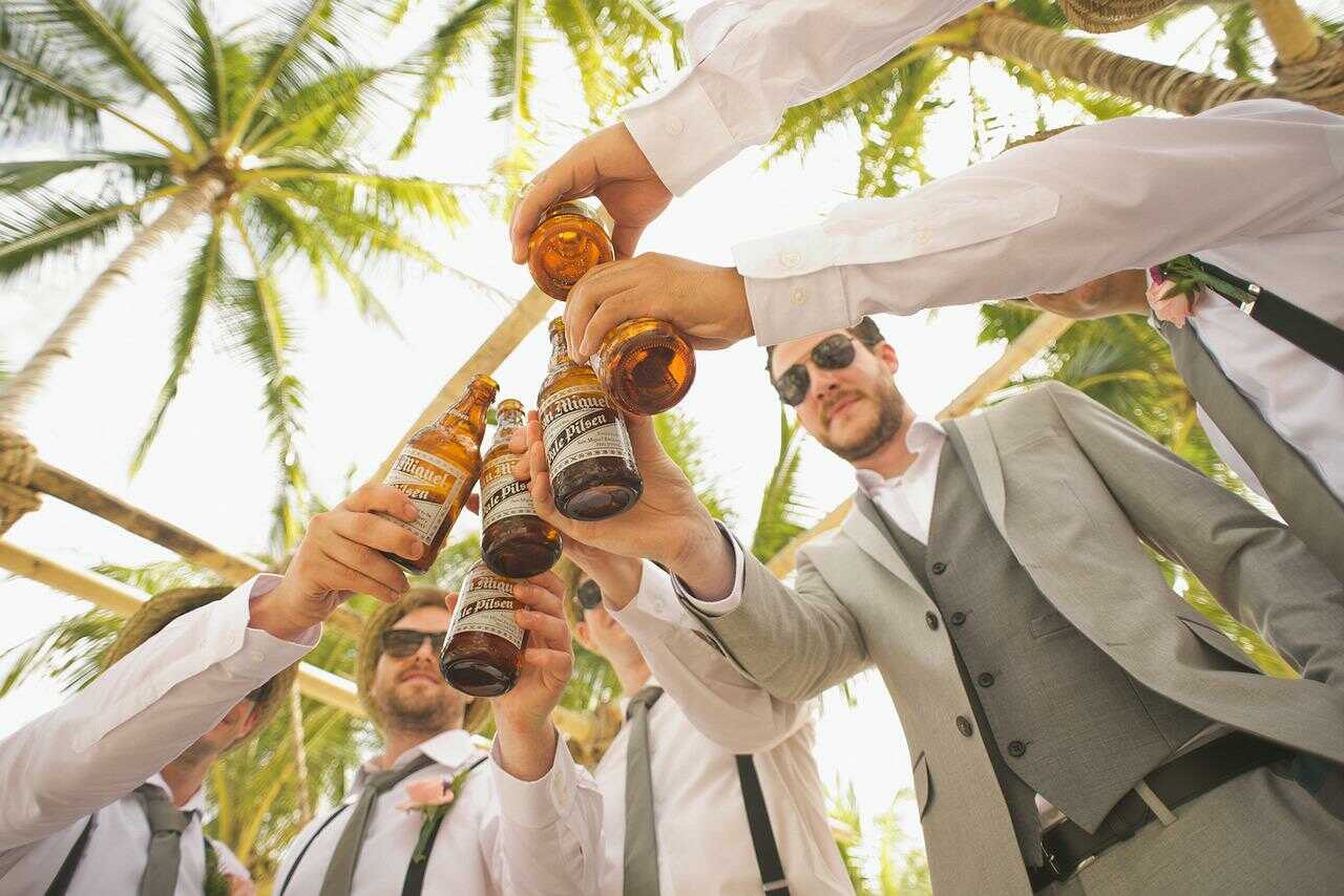 mężczyźni piją piwo kraftowe